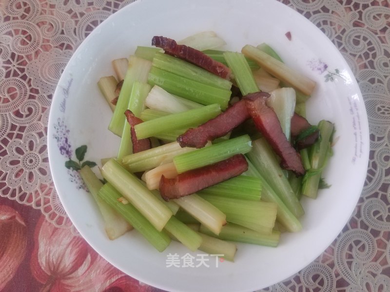 腊肉炒西芹