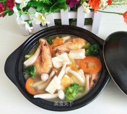 大虾双菇豆腐煲