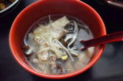 金针菇木耳豆腐猪肉汤