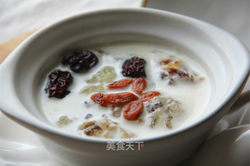 牛奶炖桃胶皂荚米