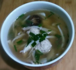杏鲍菇香菇鸡肉丸汤