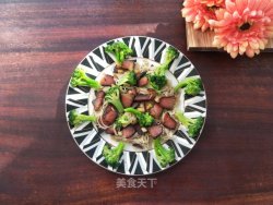 腊肉炒西蓝花金针菇