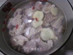 御寒美食之暖身排骨汤