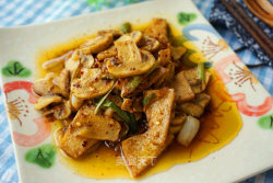 口蘑油豆腐