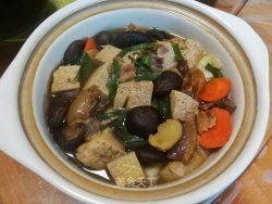 五花肉香菇炖冻豆腐