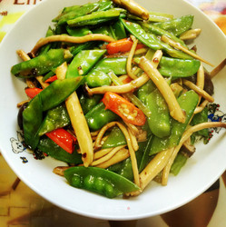 茶树菇炒荷兰豆