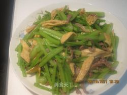 牛肉腐竹炒芹菜