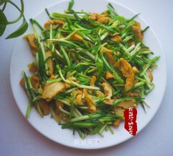 蒜苗炒油豆腐