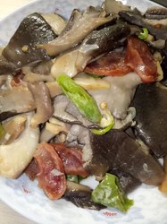 腊肠炒蘑菇