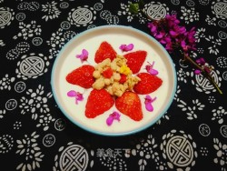 草莓麦片酸奶碗