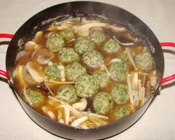 荠菜丸子煲菌汤