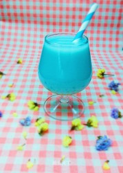 消夏饮品：蝶豆花蜂蜜牛奶