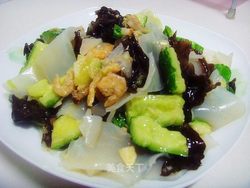 凉拌黄瓜 。