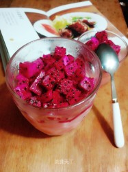 草莓味布丁火龙果杯