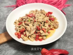 凉拌鸡腿肉炒红椒