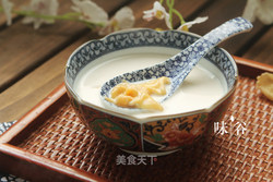 美白润肤的牛奶炖花胶