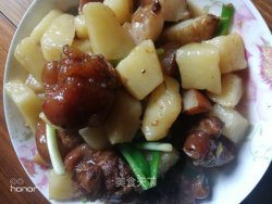 猪蹄焖土豆块