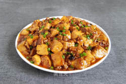 酱香肉丁焖豆腐