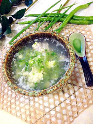 夏日餐桌肉末丝瓜蛋花汤