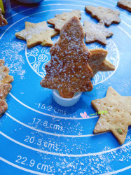 圣诞饼干―糖霜红糖甜脆小饼干
~圣诞节应应景，给宝贝做的小松树糖霜红糖饼干