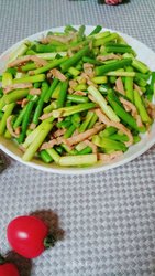 爆炒蒜苔