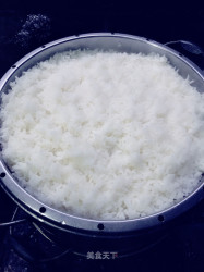 农村灶台蒸米饭