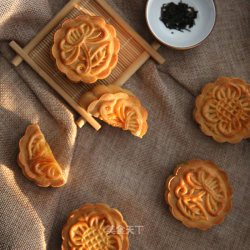 中秋传统佳品——蛋黄莲蓉月饼