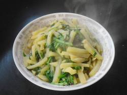 芹菜叶炖土豆