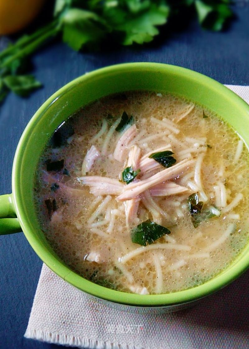 细面条鸡肉汤