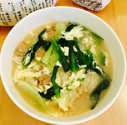 杂蔬热汤面