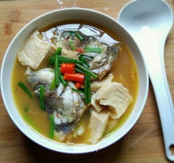 鱼头炖冻豆腐