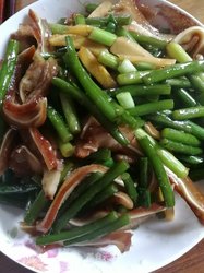 *团圆饭*蒜苔炒猪耳