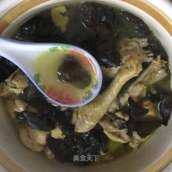 黑木耳煲鸡汤