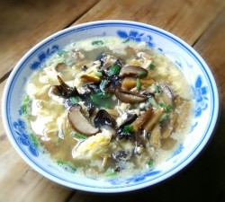 黄花菜香菇鸡肉汤