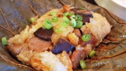 豪华版粽子——馅料丰富的荷叶糯米鸡