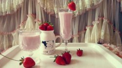 浪漫草莓季——浆果奶昔