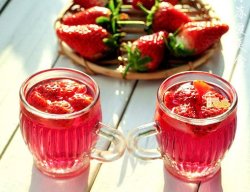 给自己一份美味养生礼物——秘酿养颜美容草莓酒