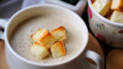 奶油蘑菇汤+面包小脆