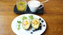 减脂早餐：牛油果焗蛋配牛奶燕麦片