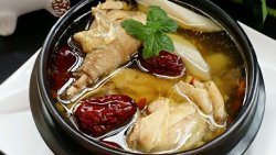 山药红枣炖鸡汤（补气血）