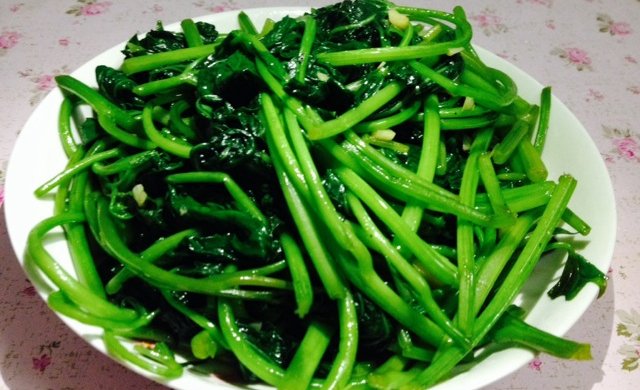教大家如何炒出翠绿的青菜--蒜炒红薯叶