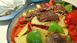 女儿的最爱------青椒土豆炒肉片