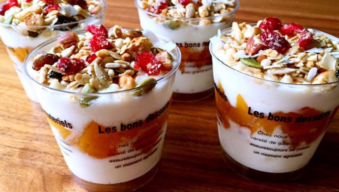 全谷物麦片水果酸奶杯 健康营养早餐