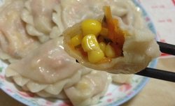 鸡肉饺子和素菜玉米饺子