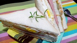 肉松火腿鸡蛋三明治
