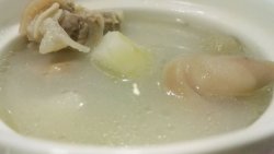 电饭锅炖萝卜竹荪猪脚汤