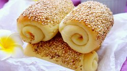 孩子最爱的超软肉松芝麻包
