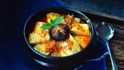 韩式泡菜豆腐锅：夏日火辣素菜