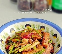 芹菜豆干炒鱿鱼须