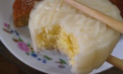 奶黄椰丝冰皮月饼